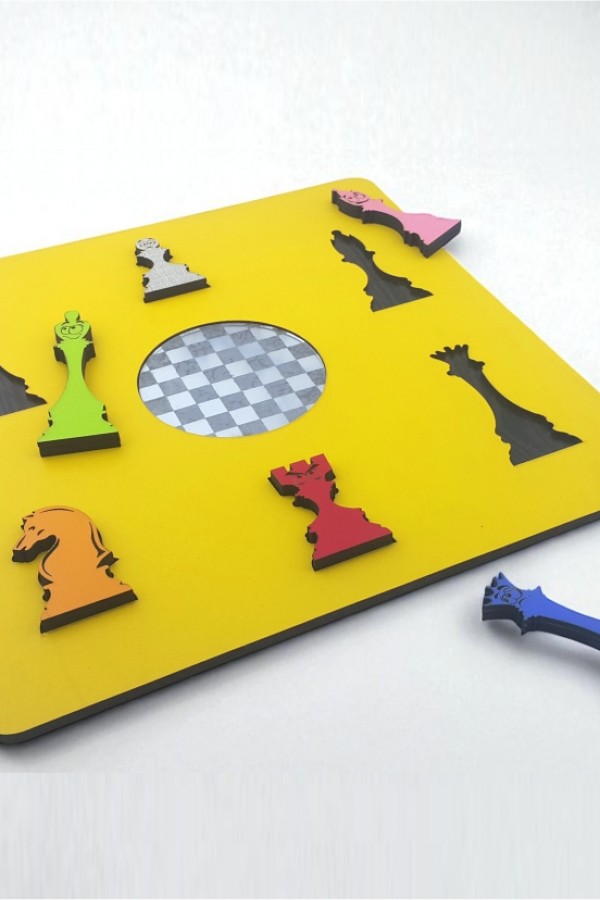 Çocuklar için Satranç taşları eşleştirme eğitimi oyun materyali.